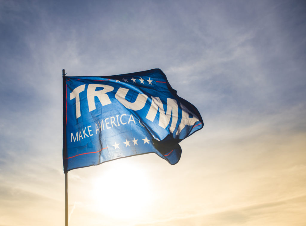 Zastava iz predsedničke kampanje Donalda Trampa na kojoj piše "Make America great again"