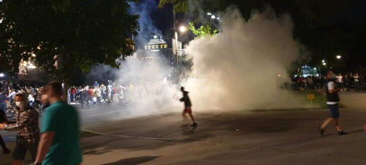 Noć suzavca i pendreka – šta stoji iza brutalnosti policije?