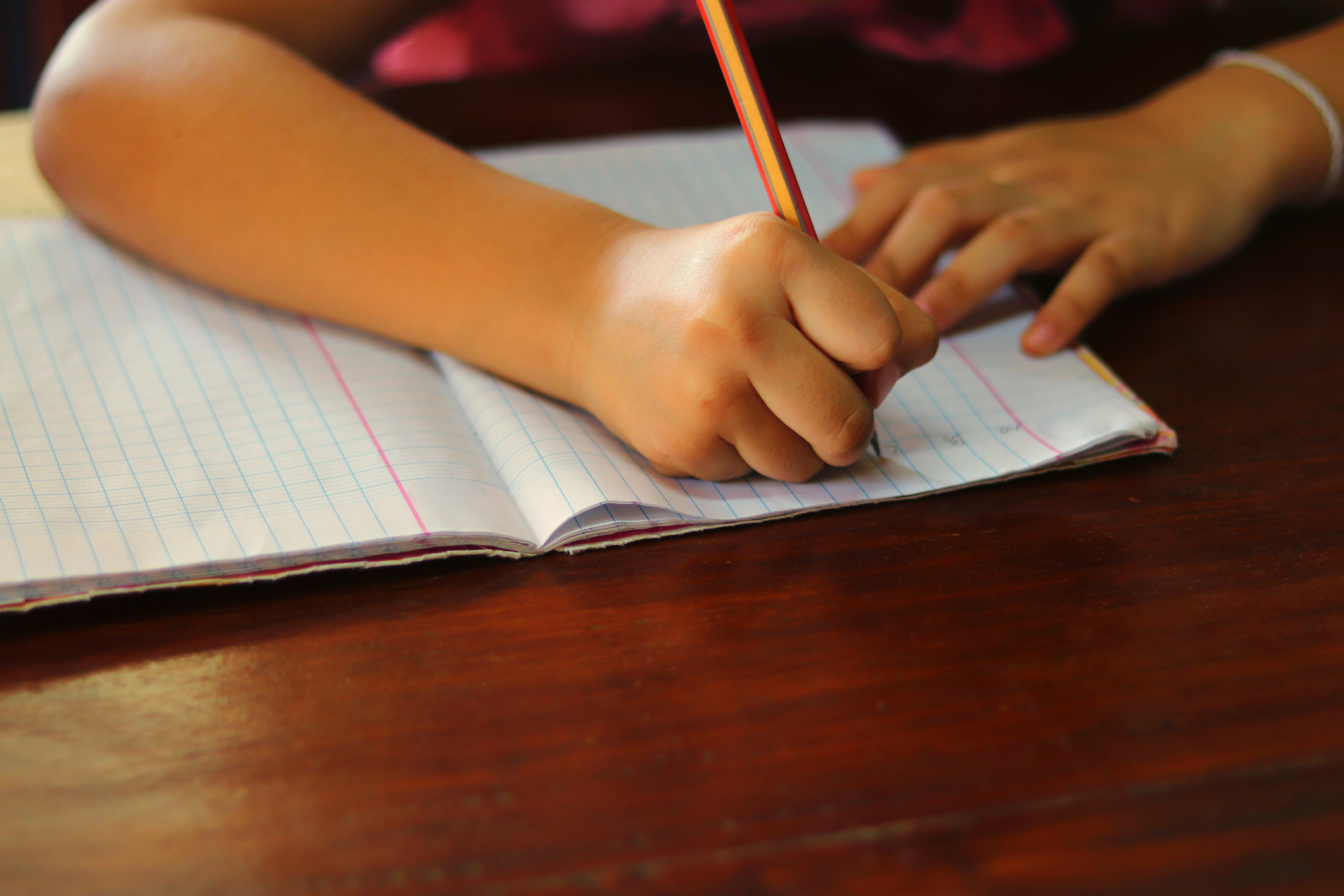 Younger hands. Карандаши на столе. Писает на уроке. Карандаши на столе документы. Напишите нам рука фото.